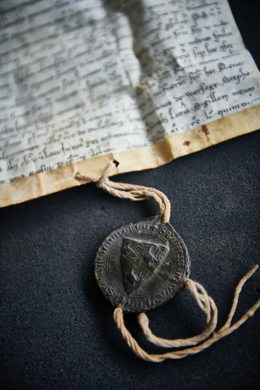 Auch mittelalterliche Urkunden gehören zu der jetzt zurückgegebenen Sammlung. Diese Urkunde stammt aus dem belgischen Kloster Valdieu (Gottesthal) und ist aus dem Jahr 1255. 