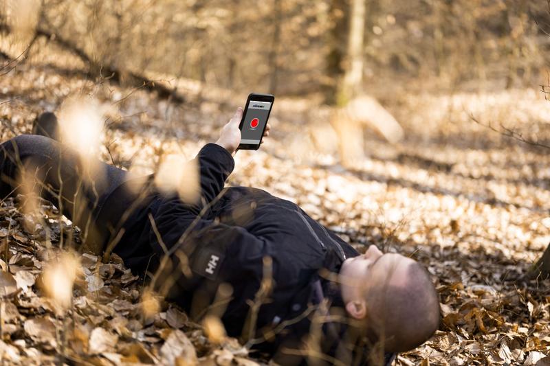 Der „Verunfallte“ im Unterholz kann mithilfe der SiReNE-App einen Notruf absetzen.