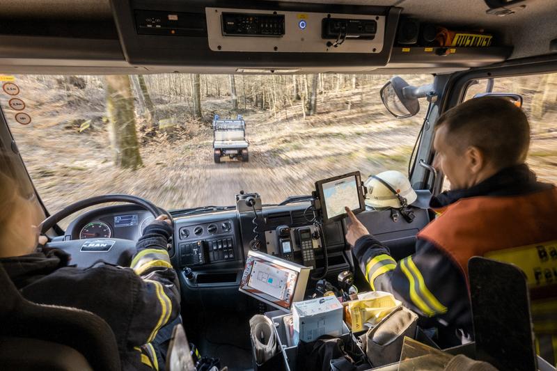 Die Kräfte der Feuerwehr Wiesbaden werden über den digitalen SiReNE-Rettungslotsen auf dem Tablet zum Einsatzort im Wald geführt.