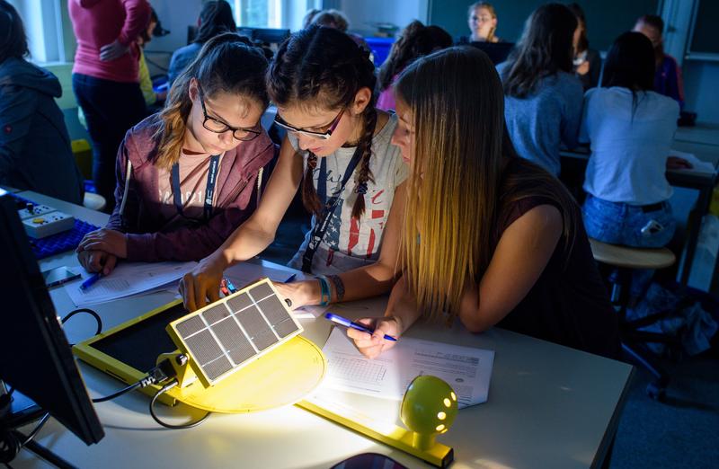 Léonie Ames, Janina Ege und Jana Köhler (v. links) experimentieren beim UniCamp für Mädchen mit Solarenergie. 