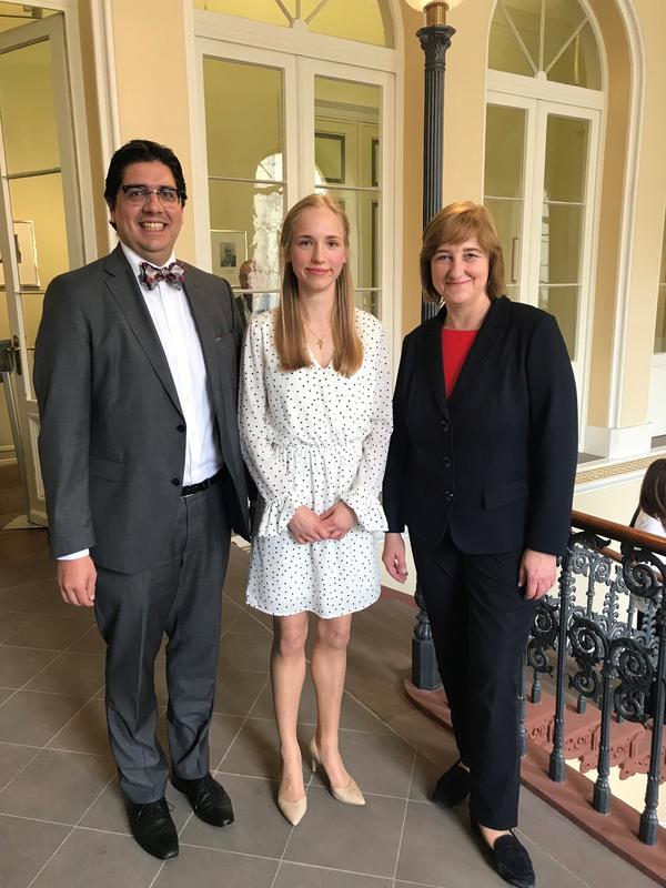 Die hessische Justizministerin Eva Kühne-Hörmann (r.) gratuliert EBS Studentin Johanna Gabler und Prof. Dr. iur. Emanuel V. Towfigh, Dekan der EBS Law School.