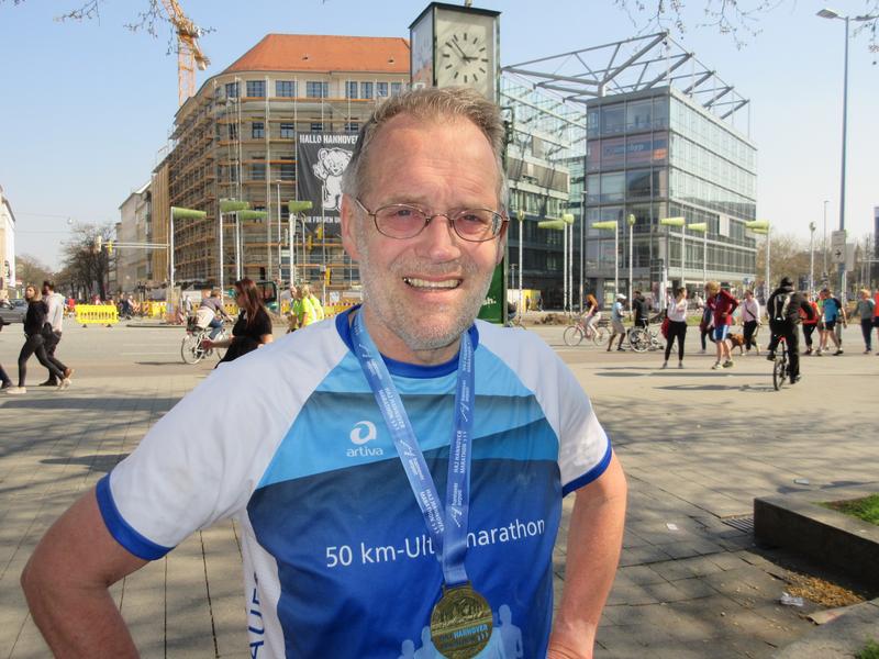 Prof. Dr. Hans G. Drexler nach seinem 600sten Marathonlauf