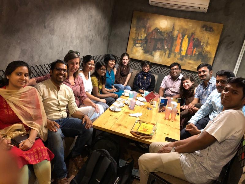 Wiedersehensfreude in Delhi: Alumni und ehemalige DAAD-Stipendiatinnen und -Stipendiaten des CeMIS bei einem Treffen mit Dr. Karin Klenke und Promovierenden des CeMIS.