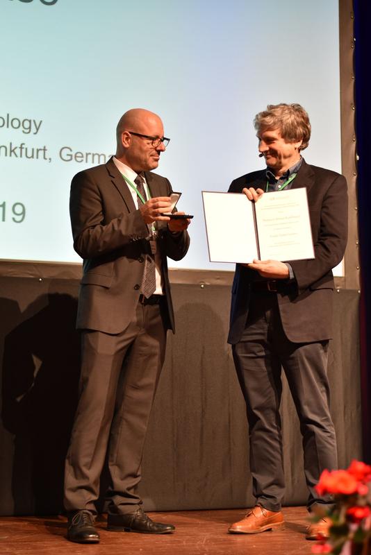 Tagungsorganisator Stefan Raunser verleiht die Feodor Lynen Medaille und Urkunde an Werner Kühlbrandt (Frankfurt)