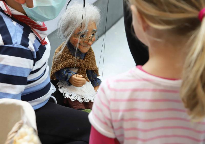 Nach der Vorstellung verabschiedeten die handgemachten Figuren das Publikum höchstpersönlich. 