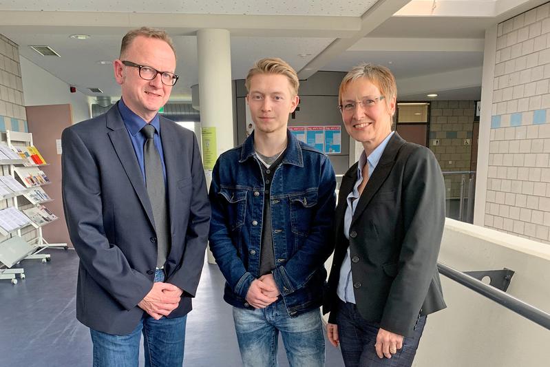 Foto von links: Prof. Dr. Thomas Schnick (Dekan Fachbereich Ingenieurwesen), Stipendiat Andreas Erfurt, Veronika Stumm (International Office).