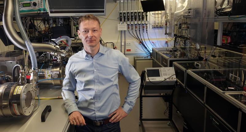 Prof. Dr. Jens Limpert und sein Team von der Universität Jena entwickeln Hochleistungsfaserlasersysteme zur Erzeugung kohärenter Laserpulse im Infrarot-, Terahertz- und weichen Röntgenbereich.