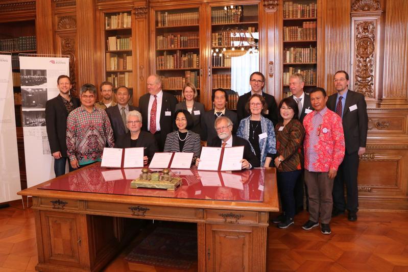 Die Unterschrift des Memorandum of Understanding zwischen der Universität Bonn sowie der Sam Ratulangi Universität  (UNSRAT) in Indonesien erfolgte im sogenannten Adenauerraum des ZFMK.
