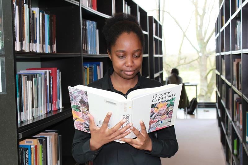 Die 21-jährige Lisa aus Zimbabwe studiert mit Begeisterung Chemie an der Jacobs University Bremen. 