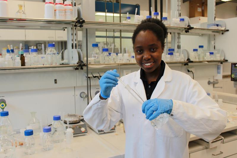 Working in a laboratory, combining theory and practice and being able to work hands-on is what Lisa Tichagwa appreciates most.