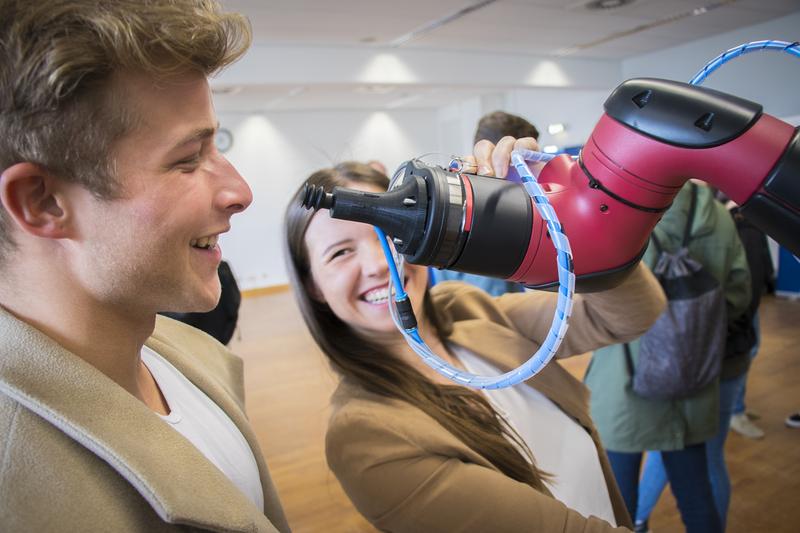 Studieninteressierte lernten beim Hochschulinfotag der TH Bingen den Roboter „Sawyer“ kennen.