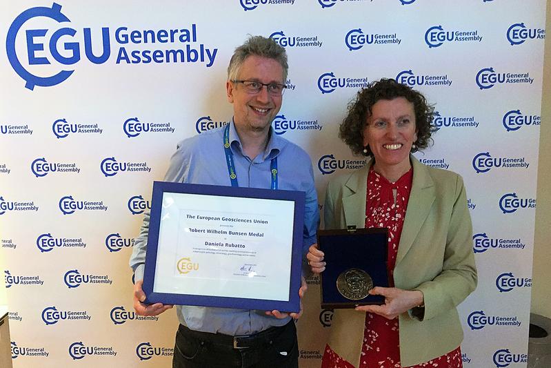 Prof. Dr. Daniela Rubatto mit Mike Burton, Präsident der Division of Geochemistry, Mineralogy, Petrology & Volcanology der European Geosciences Union.