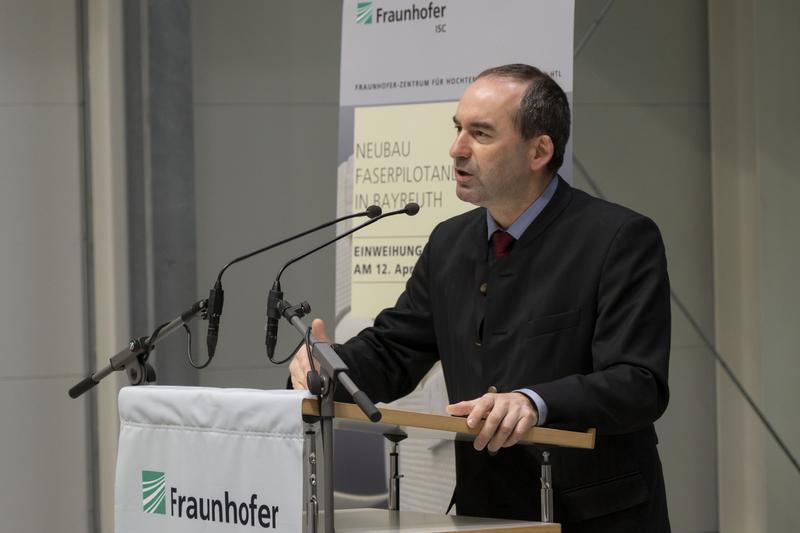 Der Bayerische Wirtschaftsminister Hubert Aiwanger hob in seinem Grußwort den hohen Mehrwert hervor, den die Faserpilotanlage für Bayerns Unternehmenslandschaft bedeutet 