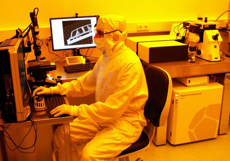 Blick in den Reinraum: Lithografie und Entwicklung der dreidimensionalen Nanostrukturen an der Universität Greifswald. Die kleinste Strukturgröße beträgt dabei bis zu 120 Nanometer. 