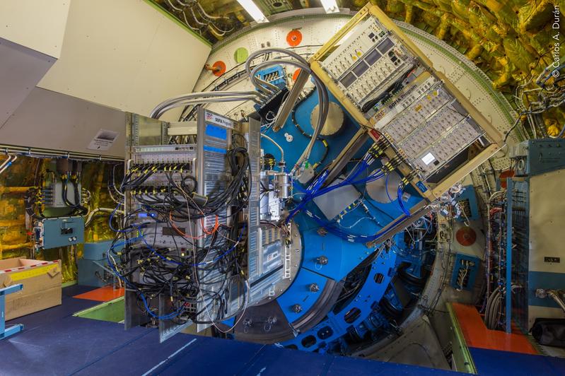 Das Ferninfrarot-Spektrometer GREAT ist innerhalb der Druckkabine im Flugzeugobservatorium SOFIA am Teleskopflansch montiert.