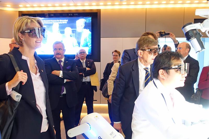German Federal Research Minister Anja Karliczek informed herself in Tokyo about the medical applications of optical coherence tomography in the intelligent operating theatre "HyperSCOT" at the TWMU.