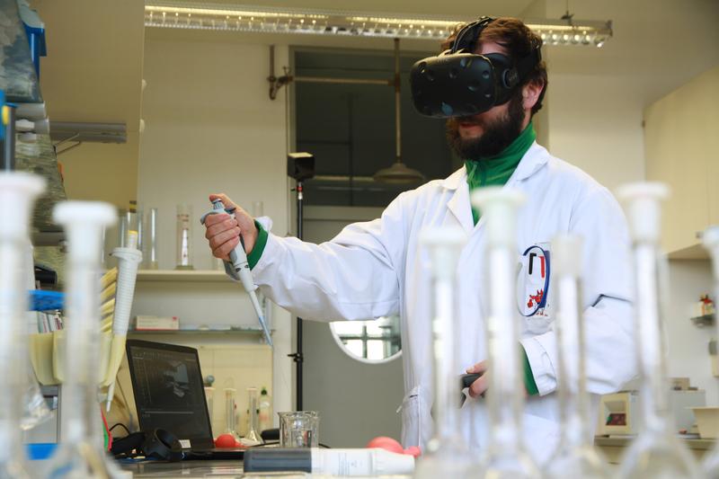 Master-Student Marc Schmidt arbeitet mit Virtual Reality-Brille im Labor.
