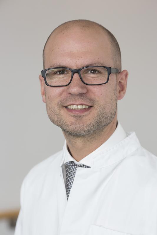 Prof. Martin Lacher, Direktor der Klinik und Poliklinik für Kinderchirurgie am UKL, befürchtet eine Zunahme von Smartphone-bezogenen Unfällen bei Kindern und Jugendlichen.