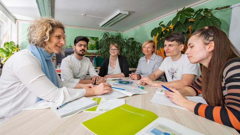 Prof. Dr. Marlen Arnold (left), Chair of the Professorship for Corporate Environmental Management and Sustainability, discusses the project’s further course of action with her team.
