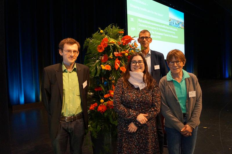 Preisverleihung: v.l.: Prof. Dr. Patrick Brzoska (UW/H), Tugba Aksakal (UW/H und Uni Bielefeld), Prof. Dr. Oliver Razum (Uni Bielefeld), Prof. Dr. Ruth Deck (Uni zu Lübeck)