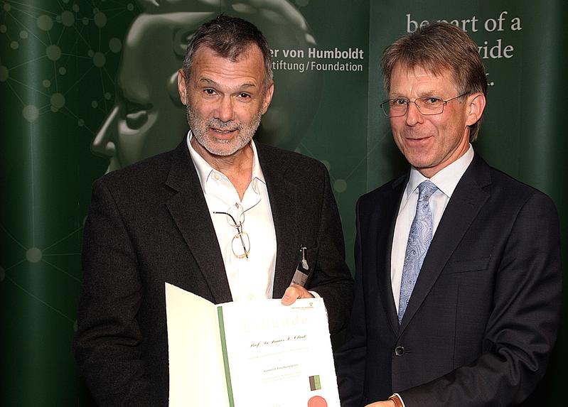 Feierliche Verleihung des Humboldt-Forschungspreises in Bamberg: Prof. Dr. James S. Clark, Duke University, und Prof. Dr. Hans-Christian Pape, Präsident der Alexander von Humboldt-Stiftung.