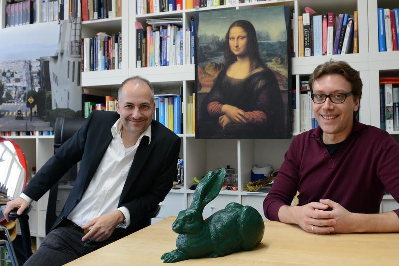 Der Dürer-Hase – hier als plastische Nachbildung von Ottmar Hörl – half Claus-Christian Carbon (l.) und Stefan Ortlieb beim Vergleich ästhetischen Erlebens auf die Sprünge.