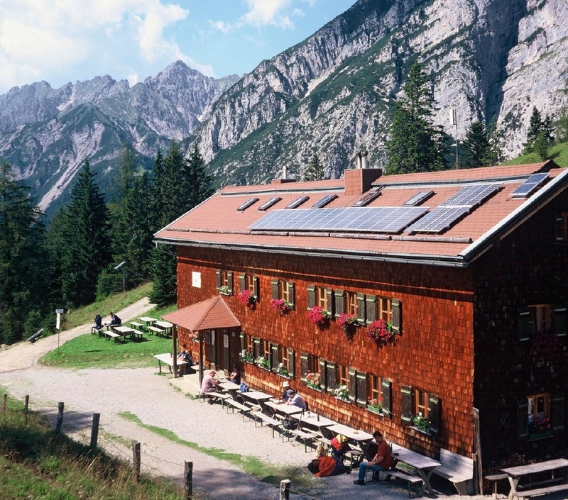 Die Neue Magdeburger Hütte im südlichen Karwendel mit Solarmodulen auf dem Dach. 1,5 Kilowatt photovoltaische Leistung decken vollständig den mittleren Tagesstromverbrauch von fünf Kilowattstunden. ©Fraunhofer ISE