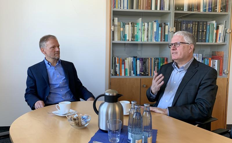 Prof. Dr. Jörg Overmann (links) im Gespräch mit Ottmar von Holtz