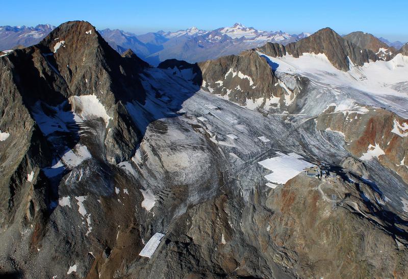 Der Schaufelferner (Stubaier Alpen) im Herbst 2016. Die Eishöhle befindet sich unter der Abdeckung (weisse Fläche) nahe der Seilbahnstation in Bildmitte.