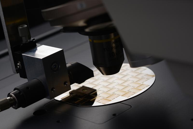 The high-speed microscope digitizes samples at up to 500 frames per second and can be combined with gesture control using Smart Glasses for even more efficient control and operation.