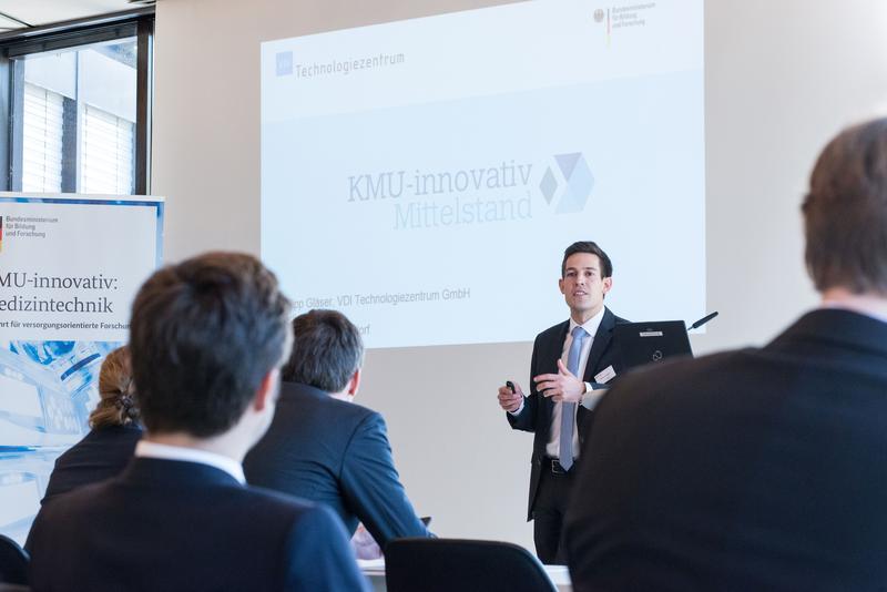 Philipp Gläser, Technologieberater der VDI Technologiezentrum GmbH, erläutert die Förderrichtlinie „KMU-innovativ: Medizintechnik“. 