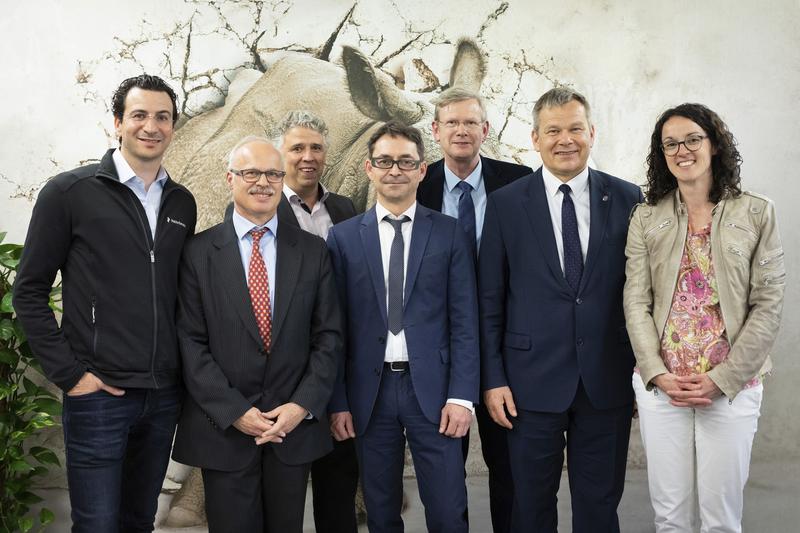 Ram Shoham, Prof. Dr. Paul Alpar, Oskar Edelmann, Prof. Dr. Michael Stephan, Dr. Friedhelm Nonne, Dr. Thomas Spies und Angela Dorn (v. l.) bei der Eröffnung des MAFEX Start-up-Lab. 