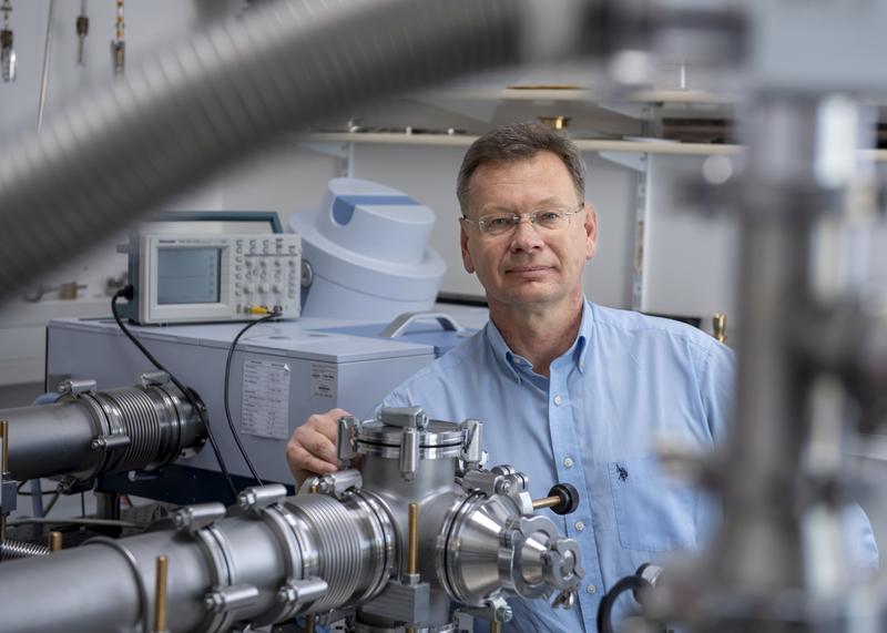 Dr. Sergei Zvyagin in his lab at the Dresden High Magnetic Field Laboratory of the HZDR.