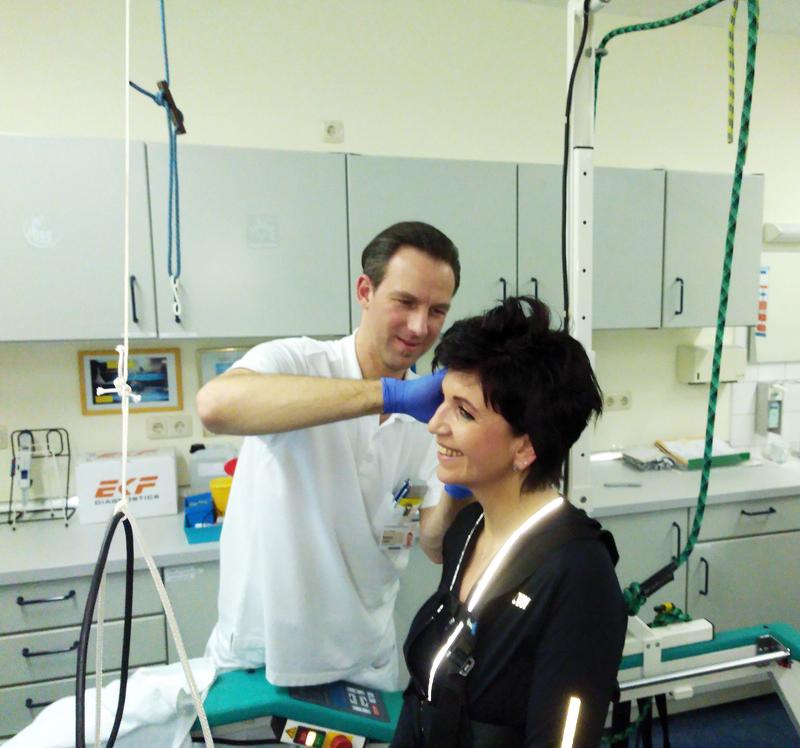 Stephan Lasch, Medizinisch-Technischer Assistent nimmt der Dresdnerin Hobbyläuferin Simone Saloßnick während des Belastungstests auf dem Laufband Blut für den Laktattest ab.