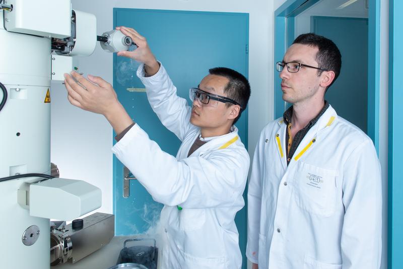 Volodymyr Korkhov (rechts), Biochemiker am PSI, und Chao Qi, Erstautor der Studie, beim Präparieren einer Probe für die Kryoelektronenmikroskopie.