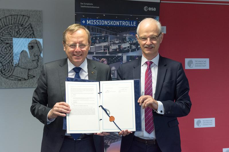 ESA-Generaldirektor Prof. Johann Dietrich Wörner (links) und TU-Präsident Hans Jürgen Prömel zeigen das eben unterzeichnete Memorandum.