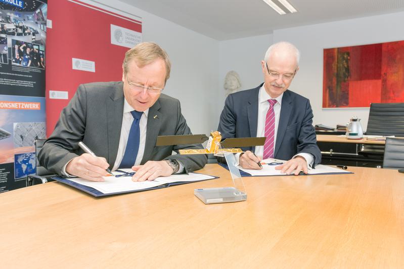 ESA-Generaldirektor Prof. Johann Dietrich Wörner (links) und TU-Präsident Hans Jürgen Prömel bei der Unterzeichnung des „Memorandum of Collaboration“. 