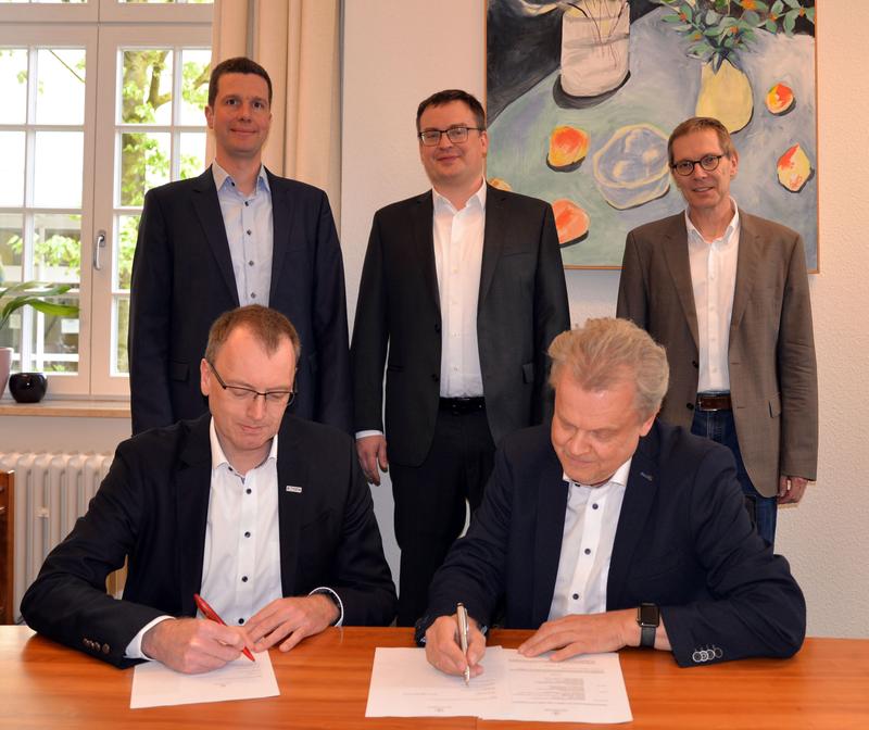 Den Vertrag über die Stiftungsprofessur unterzeichneten Patrik Rosen (v.l.) und der Universitätspräsident Prof. Dr. Wolfgang Lücke.