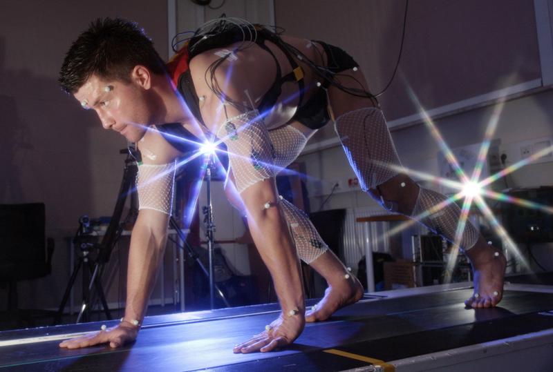 Hier greifen Forschung und Sportpraxis - wie im neuen Studiengang - ineinander: Sensoren und Reflektoren erfassen die Bewegungen des Sportlers auf dem Laufband. 