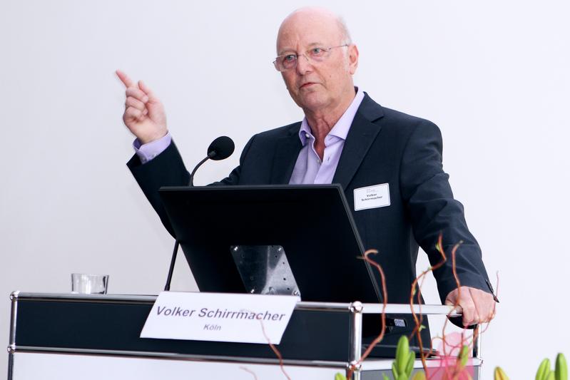 Professor Volker Schirrmacher vom Kölner IOZK eröffnet die Tagung mit seinem Vortrag zur Erforschung onkolytischer Viren im Zusammenhang der individuellen Krebs-Immuntherapie.