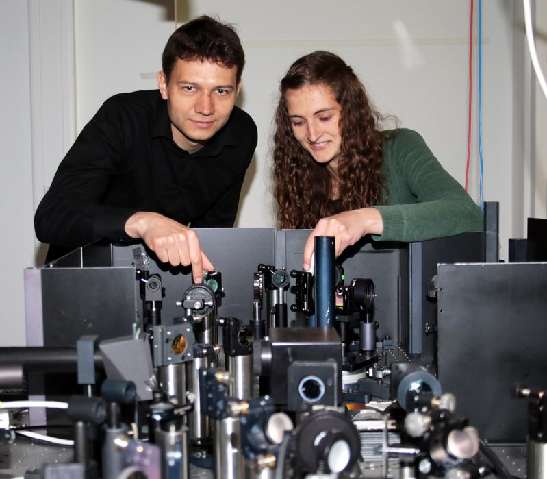 Markus Stein und Leonie Marie Gomell bereiten das Experiment vor.