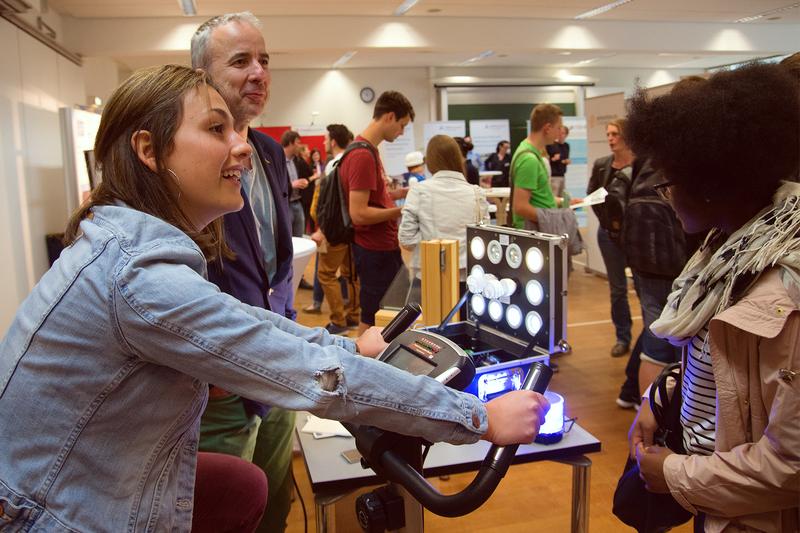 Bei der Umweltmesse an der TH Bingen können sich die Besucherinnen und Besucher mit Unternehmen aus dem Umweltsektor austauschen.