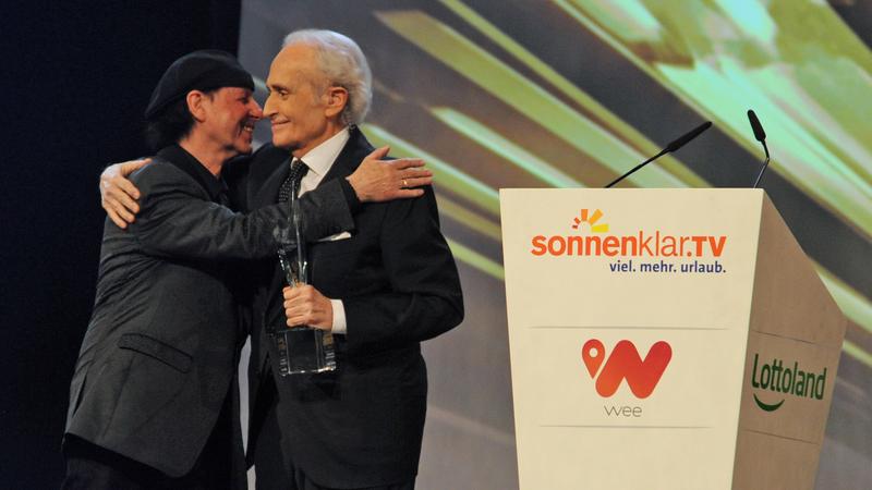 Nach seiner bewegenden Laudatio gratuliert Stiftungsbotschafter Klaus Meine José Carreras herzlich zur Auszeichnung "Goldene Sonne 2019". 