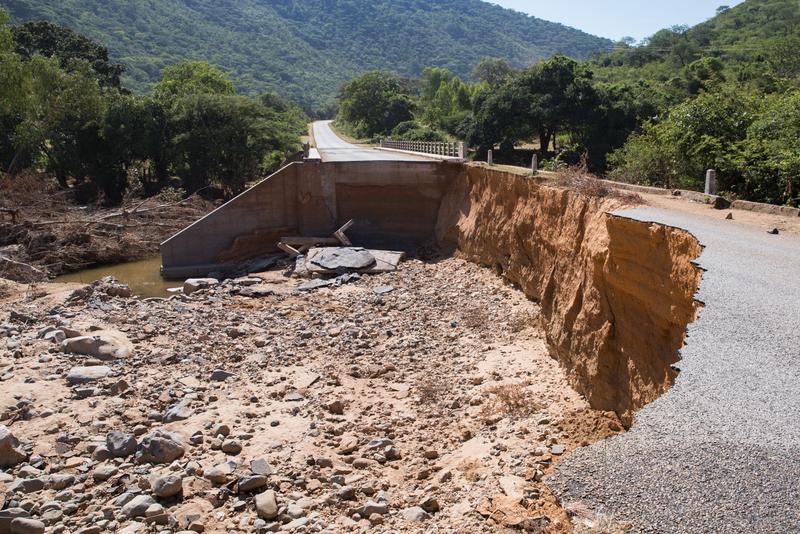 Die erste Brücke auf dem direktesten Weg zwischen der Provinzhauptstadt Mutare und Chimanimani wurde durch Überschwemmungen zerstört, die der Zyklon ausgelöst hat.