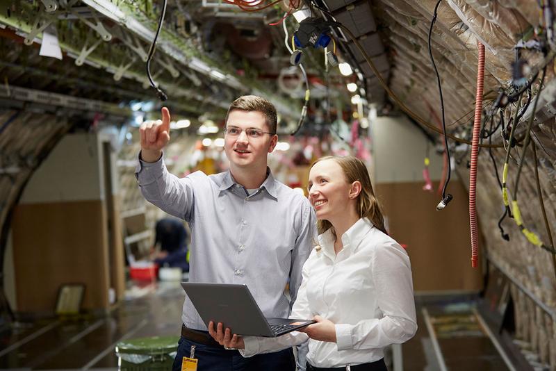 Studierende bei Lufthansa Technik