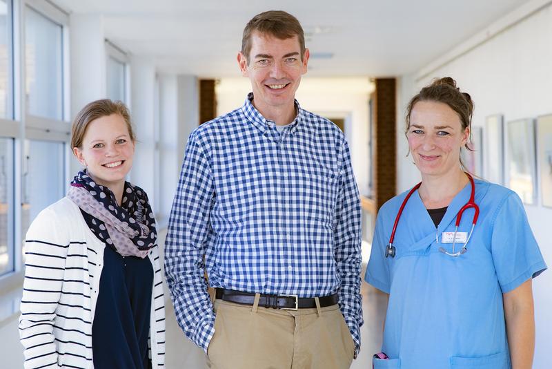 Professor Dr. Christian Kratz mit zwei Mitarbeiterinnen Christina Dutzmann (links) und Dr. Beate Dörgeloh