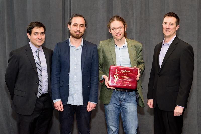 v.l.n.r. Juror Dr. Nicolas Martin, Fraunhofer IAIS-Wissenschaftler Kostadin Cvejoski und Dr. Bogdan Georgiev und Juror Greg Doonan