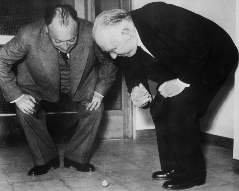 Abb.1: Es dreht sich immer um den Drehimpuls: Wolfgang Pauli und Niels Bohr beobachten einen Kreisel, 1954.