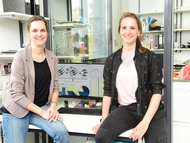 Mit „big data“ den genetischen Hintergründen der Gesichtsentwicklung auf der Spur: Dr. Kerstin U. Ludwig (links) und Dr. Julia Welzenbach vom Institut für Humangenetik des Universitätsklinikums Bonn.