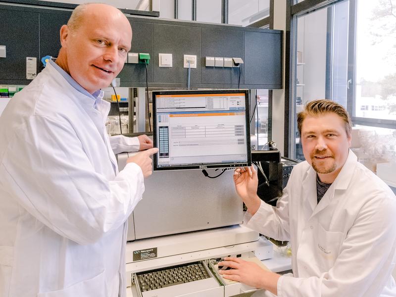 Prof. Dr. Markus Nöthen (links) und Dr. Andreas Forstner an der Genotypisierungsplattform der Abteilung für Genomik des Instituts für Humangenetik am Universitätsklinikum Bonn. 